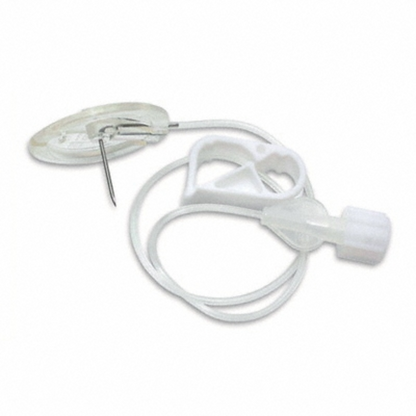 Das Bild zeigt eine B.Braun Cytocan® Nicht-stanzende Portkanüle zur Langzeitinfusion mit einem weißen Infusionsset, das eine Nadel, eine Klebebasis, einen Schlauch und einen Anschluss umfasst. Dieses Produkt von B. Braun Deutschland GmbH & Co. KG ist für den medizinischen Gebrauch bestimmt, um den Patientenkomfort bei der Verabreichung von Insulin oder anderen Langzeitinjektionen zu verbessern.