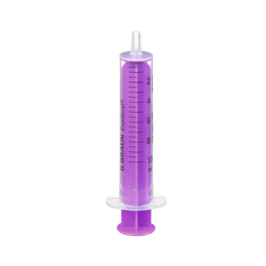 Eine violette B.Braun Exadoral® Einmalspritze zur oralen Gabe von Medikamenten und Flüssigkeiten mit schwarzer, wischfester Messmarkierung und weißem Kolben, isoliert auf weißem Hintergrund.