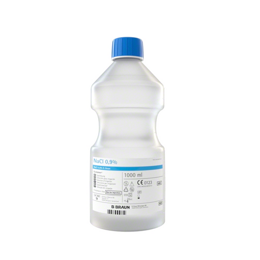 Eine 1000 ml-Flasche B. Braun NaCl 0,9 % Ecotainer® Topische Spüllösung mit blauem Verschluss und einem Etikett mit Produktinformationen und CE-Kennzeichnung, hergestellt von B. Braun Melsungen AG.