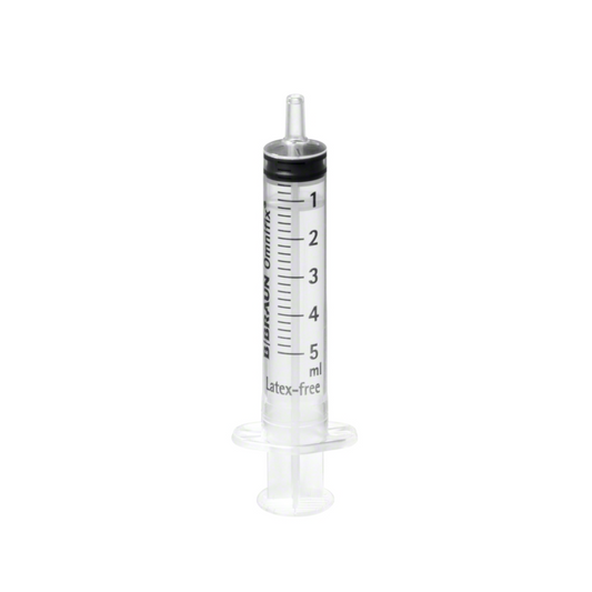 Eine B. Braun Omnifix® Luer Solo Einmalspritze mit einer Dosierskala von 0 bis 5 Milliliter, einer Nadel an der Spitze und einem Luer-Ansatzkolben vor weißem Hintergrund.
