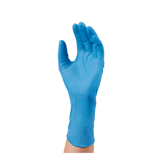 Eine menschliche Hand, die einen B. Braun Peha-soft® Nitril Guard Einmalhandschuh trägt, mit leicht gebogenen Fingern in einer Kneifbewegung, isoliert auf einem weißen Hintergrund.