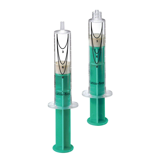 Zwei B. Braun Perifix® L.O.R.-Spritze für die Epiduralanästhesie, 10 ml, mit grünem Kolben und Markierung bei 3 ml Fassungsvermögen, ausgestattet mit Luer-Lock-Mechanismus, gekennzeichnet als „latexfrei“, aufrecht stehend auf einer klaren Oberfläche.