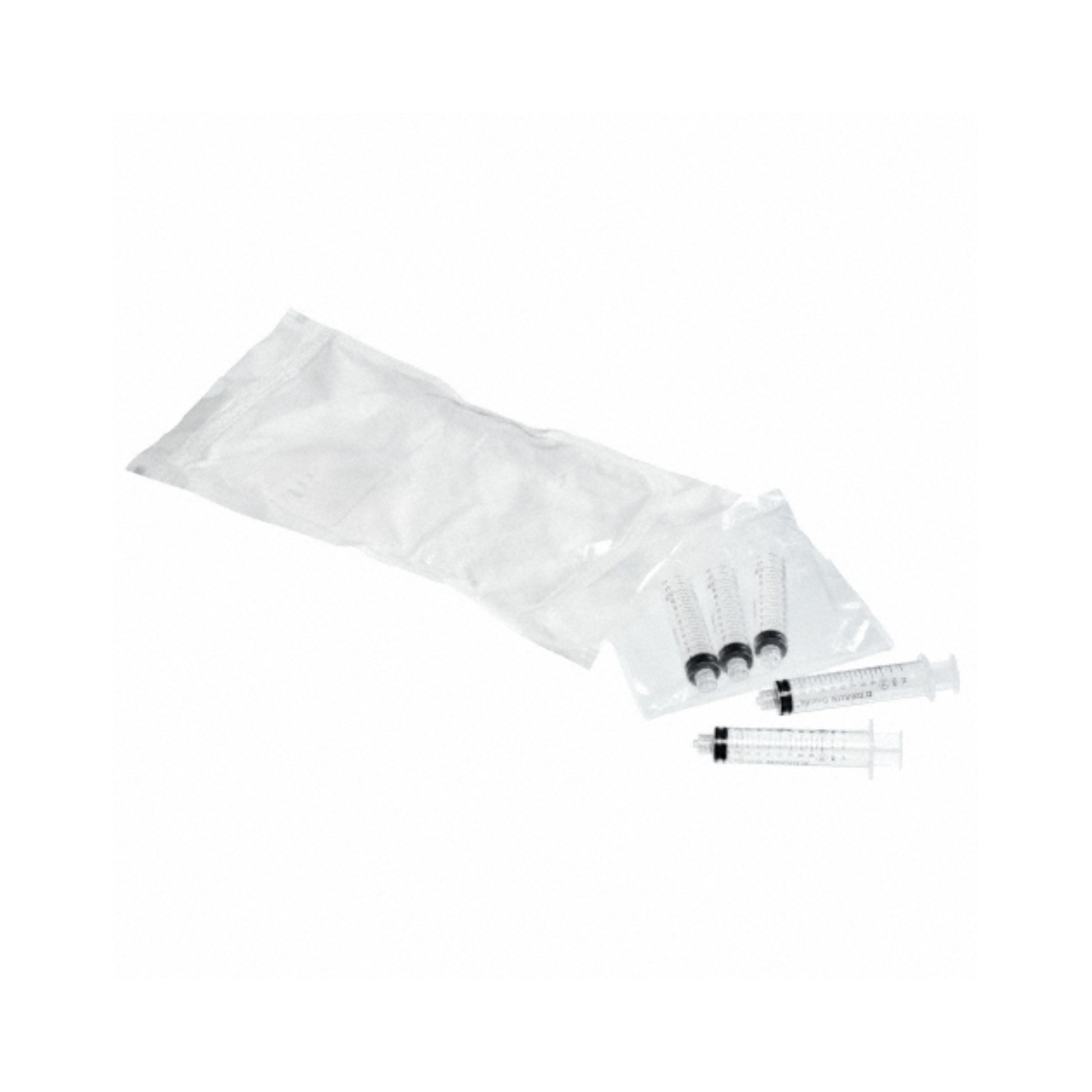 Ein sterilisiertes medizinisches Set mit mehreren B. Braun ProSet Omnifix® Set Sammelpackung Einmalspritzen und Fläschchen, ordentlich verpackt in einem durchsichtigen, versiegelten Plastikbeutel auf weißem Hintergrund.