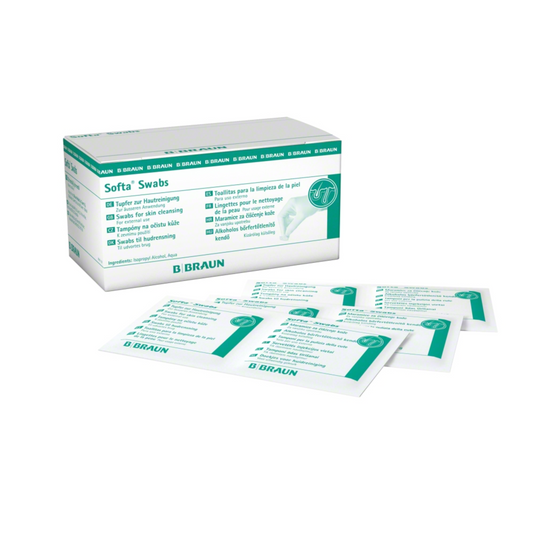 Vorne sind eine Schachtel B. Braun Softa® Swabs Alkoholtupfer| Packung (100 Stück) und mehrere einzelne Tupferpakete zu sehen, in einer blaugrünen und weißen Verpackung mit medizinischen Anweisungen und dem Branding der B. Braun Melsungen AG.