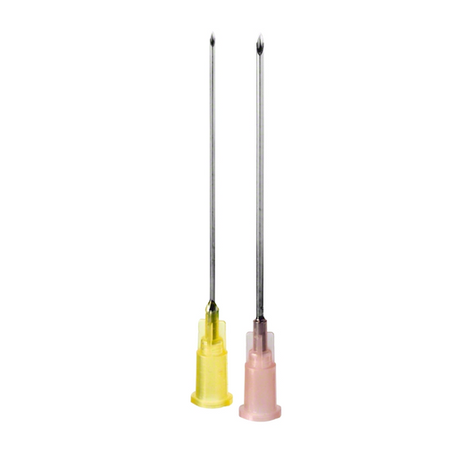 Zwei B. Braun Sterican® Kanüle Intramuskulär, Kurzschliff-Subkutankanülen mit aufgesetzten Sicherheitskappen, eine gelb und eine rosa, isoliert auf weißem Hintergrund.