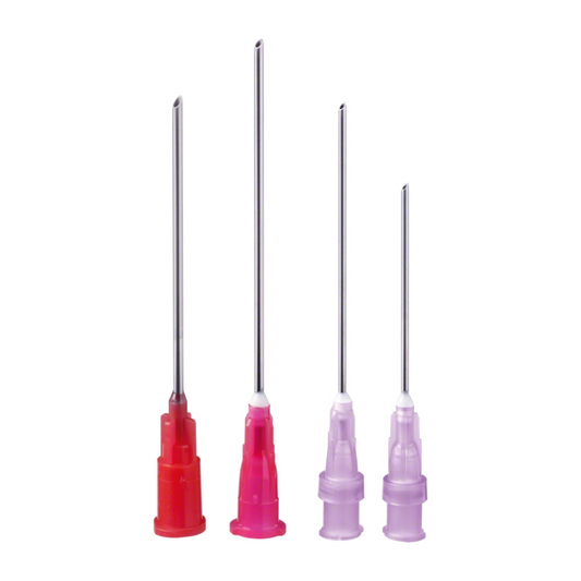 Vier B.Braun Sterican® Mix Halbstumpfe Aufziehkanülen in unterschiedlichen Größen und Farben, in einer Reihe vor einem weißen Hintergrund aufgereiht. Von links nach rechts sind die Farben Rot, Rosa und zwei Lilatöne.