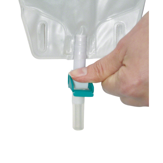 Eine Nahaufnahme einer Hand, die einen Plastikhahn an einem weißen, zusammenklappbaren B. Braun Urimed® B'Bags Beinbeutel, 500 m| 1 Stück Wasserbehälter bedient und die Freigabe von Flüssigkeit aus dem Hahn demonstriert.