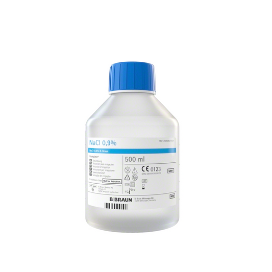 Eine Plastikflasche mit 500 ml B. Braun NaCl 0,9% Ecotainer® Topische Spüllösung, gekennzeichnet für medizinische Verwendung, mit blauem Verschluss. Das Etikett enthält Dosierungsinformationen, Barcodes und Symbole zur Einhaltung gesetzlicher Vorschriften.
