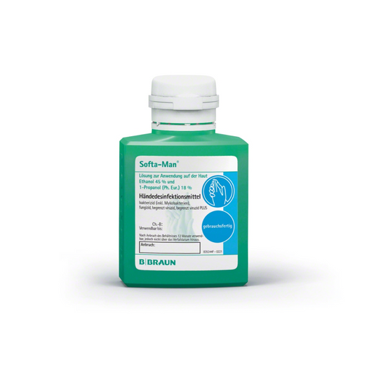 Eine Flasche B. Braun Softa-Man® Händedesinfektionsmittel der B. Braun Melsungen AG, mit grünem Etikett mit Text und Abbildungen zur Händehygiene. Die Flasche ist dicht verschlossen und steht auf einem weißen Regal.
