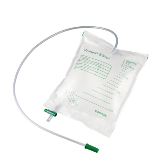 Ein B. Braun Urimed® B'Bags Urin- & Sekretbeutel mit einer klaren Flüssigkeit und angeschlossenem Schlauch, platziert auf einem weißen Hintergrund. Der Beutel verfügt über Etiketten zum Aufschreiben von Patienteninformationen und Markendetails, geeignet für medizinische Umgebungen.