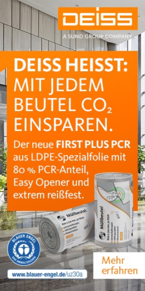 Eine deutsche Anzeige für „Deiss“, die für ihre First Plus PCR-Beutel wirbt. Der Text hebt die CO2-Einsparung durch 80 % PCR-Anteil hervor und zeigt zwei Produktbilder mit Umweltzeichen. Unten links ist das Zertifizierungslogo „Blauer Engel“ zu sehen.