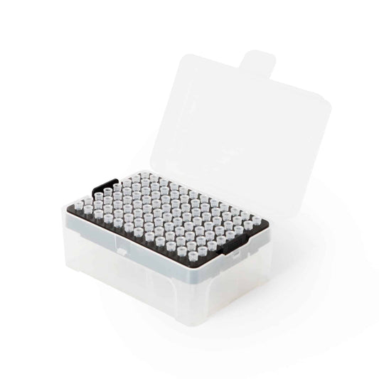 Eine Altruan-Plastikbox mit einer sauber angeordneten Auswahl steriler Pipettenspitzen 10/20 µl mit weißen Spitzen auf einem schlichten weißen Hintergrund, geeignet zur Aufbewahrung von „96 Stk. / Halterung“.