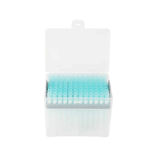 Aufbewahrungsbox aus Kunststoff mit Reihen ordentlich angeordneter steriler Altruan-Pipettenspitzen 1000 µl mit blauer Spitze und Filter in einer Halterung, isoliert auf einem weißen Hintergrund.