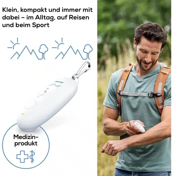A man stands outdoors and appears to be using a medical device on his arm. The image contains text in German promoting the insect bite healer BR 10 from Beurer GmbH as small, compact, and suitable for travel and everyday activities. A symbol indicates that the device is a medical product designed for treating insect bites.
