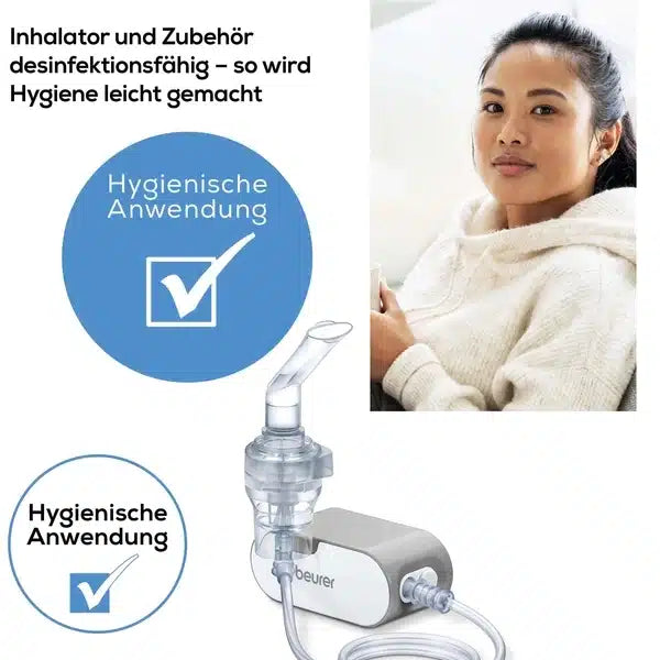 Eine Anzeige mit einer Frau in einem weißen Bademantel, die in die Kamera lächelt, und zwei Symbolen, die für die hygienische Anwendung eines kleinen Inhalators IH 58 von Beurer und seines Zubehörs werben, neben einem Bild der Beurer GmbH.