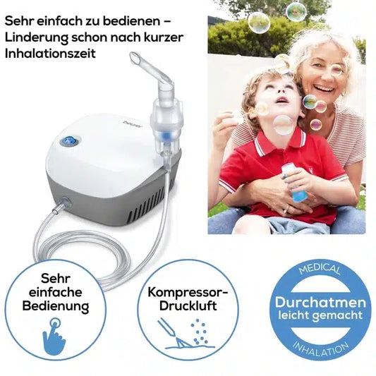 Ein kleines Kind und eine ältere Frau lächeln, während sie den Beurer Inhalator IH 18 benutzen, umgeben von Luftblasen. Die Abbildungen betonen die einfache Bedienung und die Kompressorlufttechnologie des Inhalators. Der Text ist auf Deutsch.