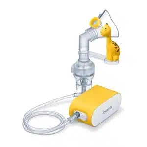Ein Kinderinhalator IH 58 Kids der Beurer GmbH in Form einer gelben Giraffenspielzeugfigur, verbunden mit einer Medikamentenkammer und einem Atemschlauch, soll Atemwegsbehandlungen für Kinder attraktiver machen.