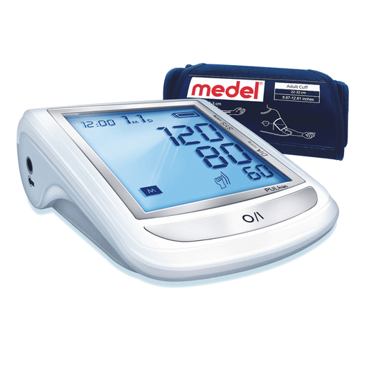 Ein Medel Elite Blutdruckmessgerät der Beurer GmbH mit einem großen blauen Display, das die Messwerte anzeigt, und einer schwarzen Manschette daneben, isoliert auf einem weißen Hintergrund.