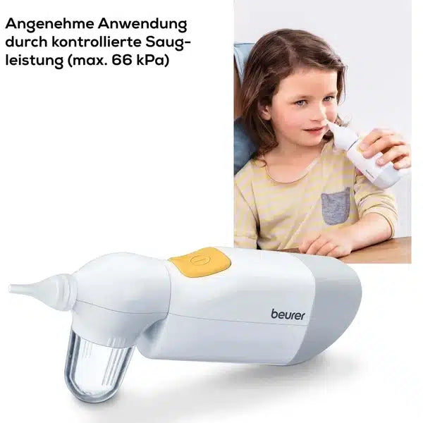 Ein junges Mädchen benutzt einen weiß-grauen Nasensauger NA 20 für Babys von Beurer GmbH mit der Aufschrift „Beurer“ und einem gelben Knopf, der für die sanfte Entfernung von Nasensekret konzipiert ist. Text auf