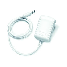 Ein weißes Netzteil der Beurer GmbH mit einem gerippten, rechteckigen Gehäuse und Hohlstecker, kompatibel als Auslaufartikel: Beurer Netzteil für BM 28, 40, 44, 45, 49, 55, 58, 77, dargestellt auf weißem Hintergrund.