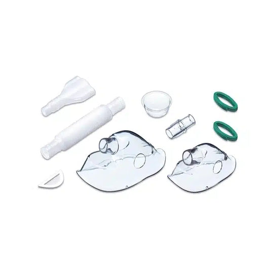 Verschiedene zerlegte Teile eines Beurer Yearpack für den Inhalator IH 40 & IH 55 Inhalator-Kits, darunter Medikamentenbecher, Mundstück, Maske und Schlauch, ausgebreitet auf einem weißen Hintergrund.