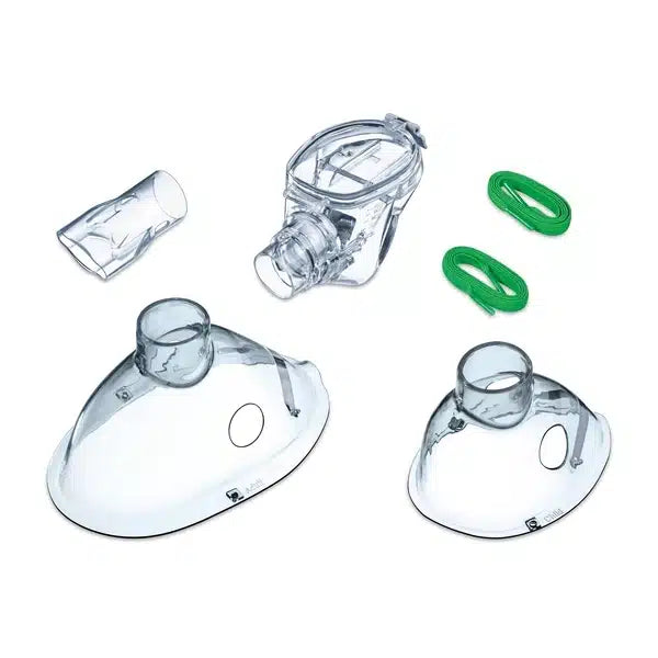 Verschiedene Teile einer CPAP-Maske, zerlegt und auf einem weißen Hintergrund angeordnet, einschließlich der Hauptmaske, Kissendichtungen und Kopfbedeckungsclips mit einem Beurer Yearpack für den Inhalator IH 40 & IH 55.