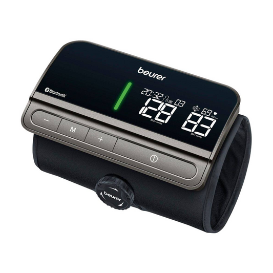 Ein Beurer Blutdruckmessgerät BM 81 easyLock der Beurer GmbH mit digitaler Messwertanzeige, angebracht an einer schwarzen Manschette mit Bedientasten und gekennzeichnet mit dem Bluetooth-Logo.