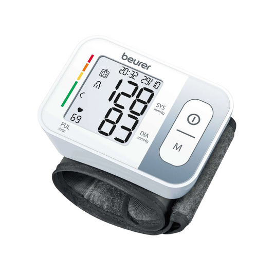 Ein Beurer Handgelenk-Blutdruckmessgerät BC 28 mit einem systolischen Wert von 128 mmHg und einem diastolischen Wert von 85 mmHg auf weißem Hintergrund. Das Gerät verfügt über Arrhythmie von Beurer GmbH.