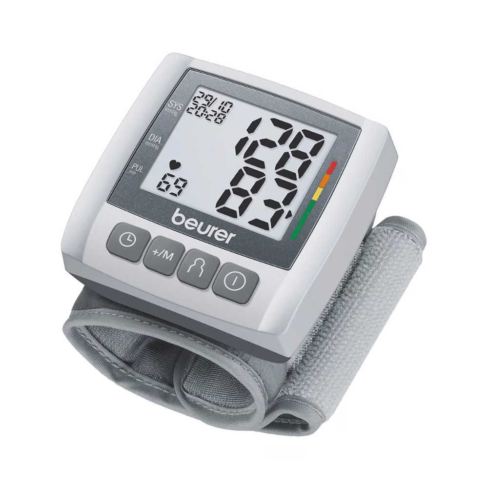 Ein Beurer Handgelenk-Blutdruckmessgerät BC 30 von Beurer GmbH mit großem Display mit systolischen, diastolischen und Pulswerten sowie farbcodierten Gesundheitsindikatoren. Dieses Medizinprodukt verfügt über Bedientasten.