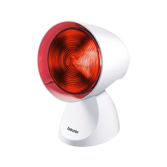 Infrarotlampe Beurer Infrarotlampe IL 21 mit schlankem weißem Gehäuse und abgewinkelter roter Lichtfläche, entworfen von der Beurer GmbH, isoliert auf weißem Hintergrund.