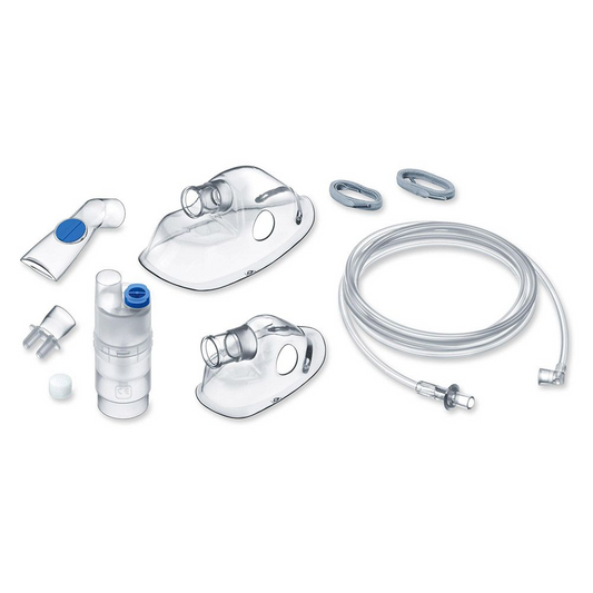 Eine Sammlung von Beurer Inhalator IH 26-Verneblerteilen, darunter zwei Masken, ein Mundstück, Schläuche und Medikamentenbehälter zur Asthmabehandlung, alles auf einem weißen Hintergrund angeordnet.