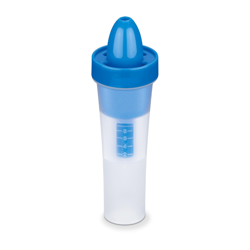 Eine transparente Sportwasserflasche mit blauem Schraubdeckel und passendem blauen Ausgießer. Die Flasche verfügt über seitliche Messmarkierungen und ist zum Tragen der Beurer Nasendusche für den IH 21/26 der Beurer GmbH geeignet.