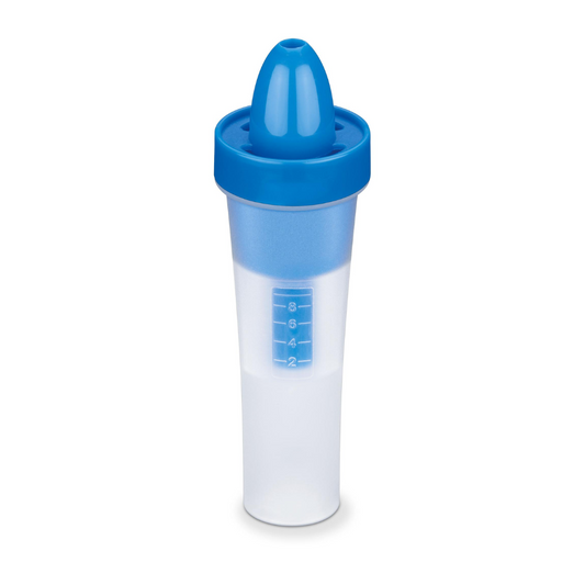 Eine transparente Sportwasserflasche mit blauem Schraubdeckel und passendem blauen Ausgießer. Die Flasche verfügt über seitliche Messmarkierungen und ist zum Tragen der Beurer Nasendusche für den IH 21/26 der Beurer GmbH geeignet.