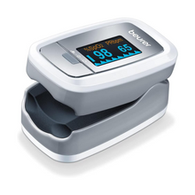 Ein Beurer Pulsoximeter PO 30 (Auslaufartikel, 1 Stück) der Beurer GmbH in Grau und Weiß ruht auf einer weißen Fläche. Seine digitale Anzeige zeigt die Sauerstoffsättigung mit 98% und die Herzfrequenz mit 65 bpm an, wobei der Markenname "beurer" sichtbar ist.