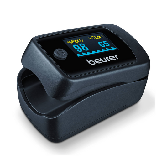 Ein Beurer Pulsoximeter PO 45 von Beurer GmbH zeigt die Sauerstoffsättigung (SpO2) bei 98 % und die Herzfrequenz (PR bpm) bei 65 Schlägen pro Minute an. Das Gerät ist schwarz und verfügt über ein digitales Display, das die Messwerte in hellen Farben anzeigt.