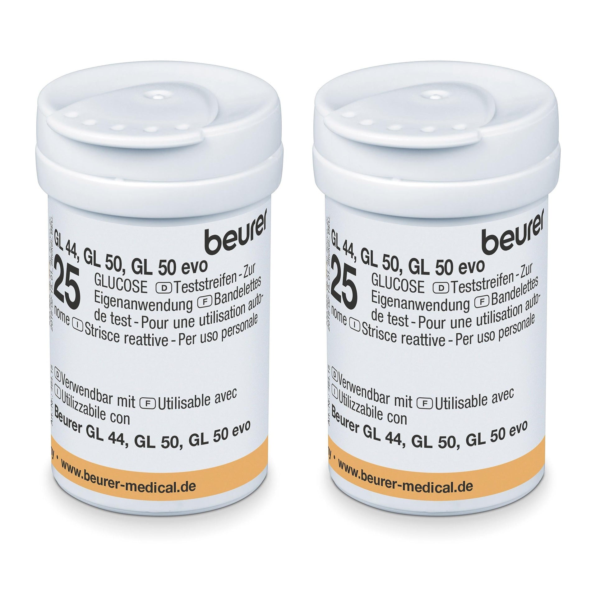 Zwei Beurer GL 50 Evo Blutzuckermessgeräte mit Beurer Teststreifen GL 44/50/50 evo auf jeder Seite. Beschriftung mehrsprachig, Anzeige der Website beurer-medical.de. Weißer Hintergrund.