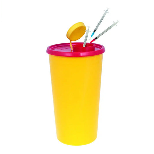Ein gelber Multi-Safe twin plus Abwurfbehälter für Kanülen mit rotem Deckel, dient zur sicheren Entsorgung von Nadeln und anderen medizinischen Produkten, isoliert auf weißem Hintergrund. Hergestellt von Meditrade GmbH.