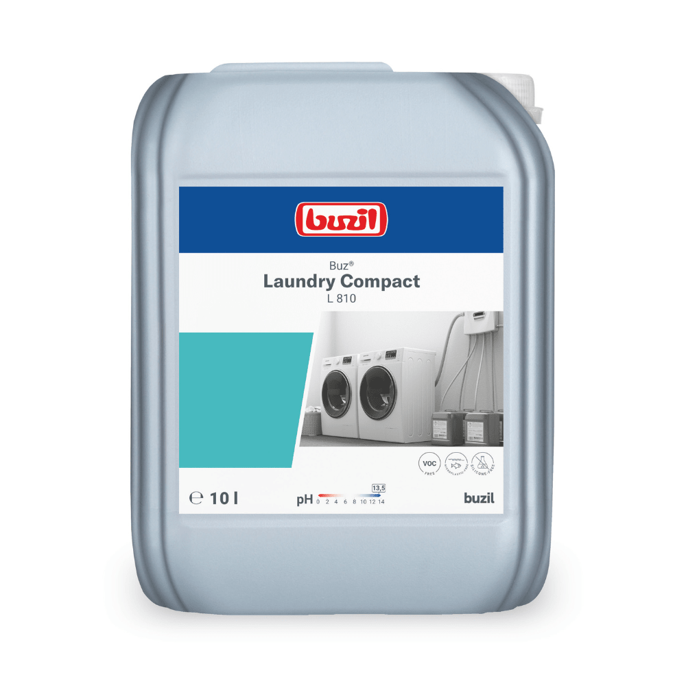 Abgebildet ist ein großer 10-Liter-Behälter mit Buzil Buz® Laundry Compact L 810 Hochkonzentriertes Flüssigwaschmittel der BUZIL-WERK Wagner GmbH & Co. KG. Er ist mit einem blau-weißen Etikett mit Abbildungen von Industriewaschmaschinen versehen und weist damit auf die Eignung für die professionelle Textilpflege hin. Auch die pH- und VOC-Angaben sind auf dem Etikett aufgeführt.