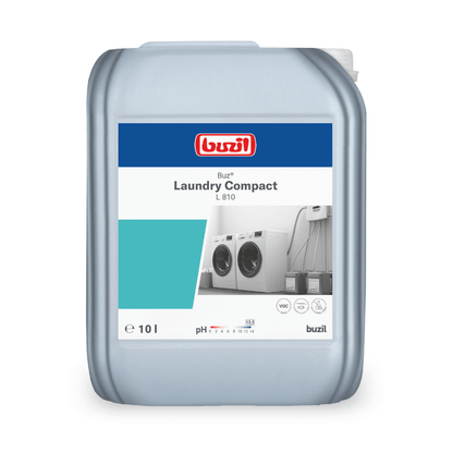 Abgebildet ist ein großer 10-Liter-Behälter mit Buzil Buz® Laundry Compact L 810 Hochkonzentriertes Flüssigwaschmittel der BUZIL-WERK Wagner GmbH & Co. KG. Er ist mit einem blau-weißen Etikett mit Abbildungen von Industriewaschmaschinen versehen und weist damit auf die Eignung für die professionelle Textilpflege hin. Auch die pH- und VOC-Angaben sind auf dem Etikett aufgeführt.