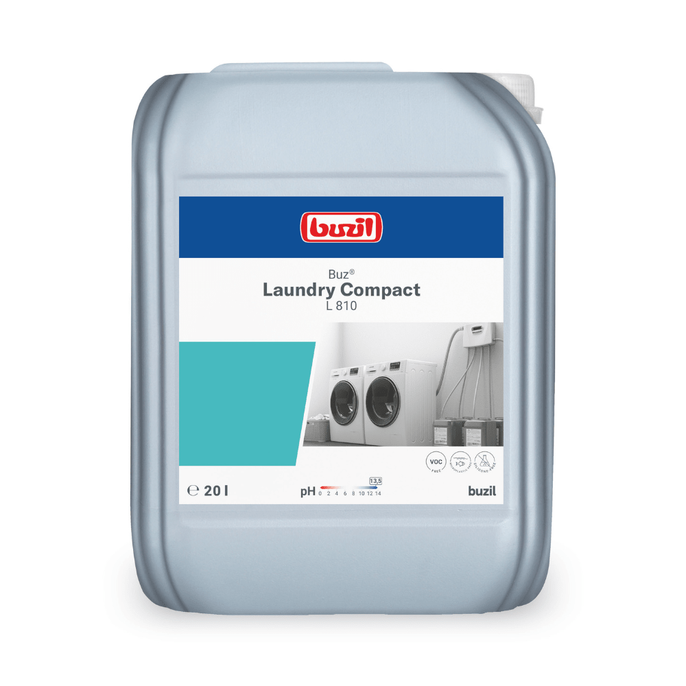 Professionelle Textilpflege bietet ein 20-Liter-Gebinde Buzil Buz® Laundry Compact L 810 Hochkonzentriertes Flüssigwaschmittel der BUZIL-WERK Wagner GmbH & Co. KG. Das mit Waschmaschinenbildern verzierte Etikett gibt Auskunft über pH-Wert, Füllmenge und Anwendung. Es besticht durch ein schlichtes blau-weißes Design auf einem hellgrauen Gebinde.