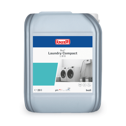 Professionelle Textilpflege bietet ein 20-Liter-Gebinde Buzil Buz® Laundry Compact L 810 Hochkonzentriertes Flüssigwaschmittel der BUZIL-WERK Wagner GmbH & Co. KG. Das mit Waschmaschinenbildern verzierte Etikett gibt Auskunft über pH-Wert, Füllmenge und Anwendung. Es besticht durch ein schlichtes blau-weißes Design auf einem hellgrauen Gebinde.