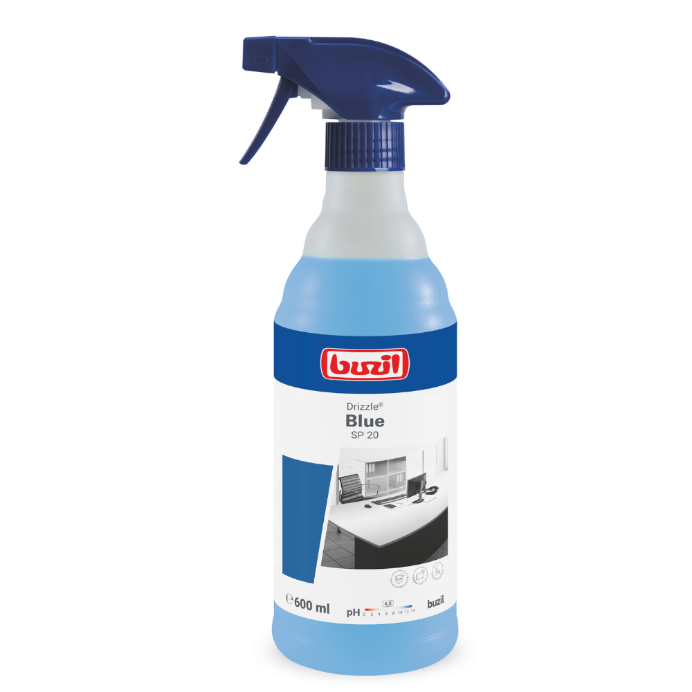 Eine 600 ml Sprühflasche des Oberflächenreinigers Buzil Drizzle® Blue SP 20 mit blauer Sprühdüse ist mit dem Bild einer monochromen Küchentheke beschriftet. Das Etikett betont die Materialverträglichkeit für eine effektive Reinigung und trägt das Branding der BUZIL-WERK Wagner GmbH & Co. KG.