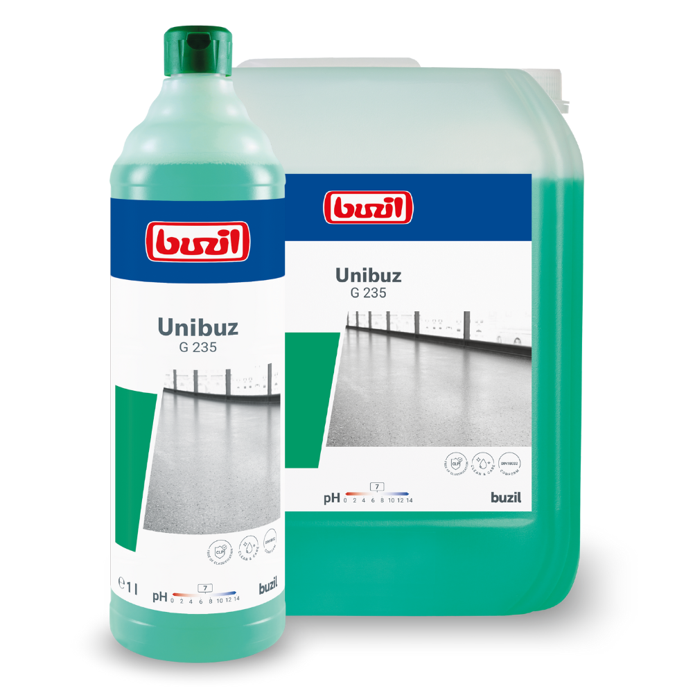 Auf einem großen grünen Behälter und einer grünen Flasche, beide mit der Aufschrift „Buzil Unibuz G 235 Wischpflege auf Basis wasserlöslicher Polymere“ von BUZIL-WERK Wagner GmbH & Co. KG, ist ein Foto eines fleckenfreien Fußbodens zu sehen. Der Begleittext betont pH-Neutralität und „streifenfreie Sauberkeit“, mit Symbolen, die auf durch wasserlösliche Polymere verstärkte Reinigungseigenschaften hinweisen.