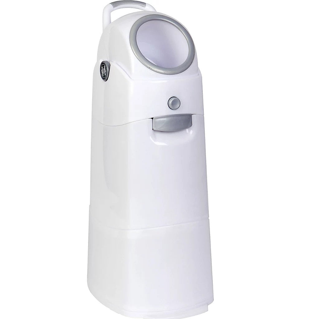 Der CWS ParadiseLine Windeleimer, weiß (1 Stück), verfügt über eine abgerundete Oberseite, einen grauen Griff und eine nach vorne zu öffnende Tür für geruchsfreie Entsorgung. Sein modernes Design passt in jedes Kinderzimmer. Marke: CWS.