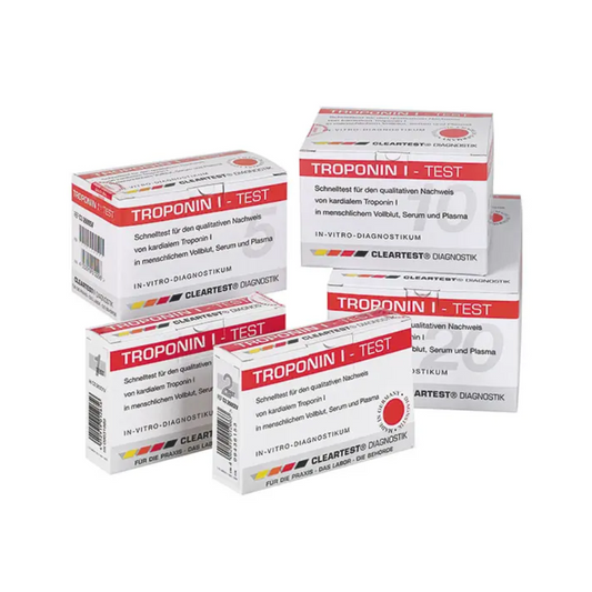 Mehrere Schachteln mit Cleartest® Troponin I Vollblut Infarkt-Test Immunoassay-Kits, die für die In-vitro-Diagnostik entwickelt wurden, gestapelt vor einem weißen Hintergrund. Jede Schachtel enthält einen Text in deutscher Sprache, der den medizinischen Kontext angibt. Marke: Servoprax