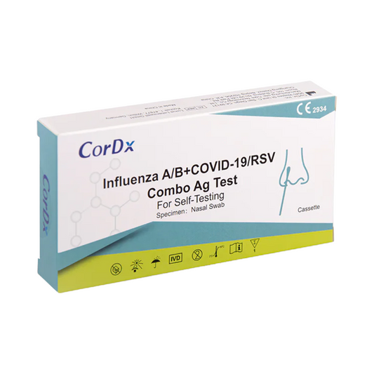 Eine rechteckige Schachtel mit der Aufschrift „CorDx 4 in 1 Laien-Antigen Kombi-Test RSV Viren + Corona COVID-19 + Influenza A + B | Packung (1 Test)“, die für den Selbsttest mit einem Nasenabstrich konzipiert ist. Die Schachtel enthält Symbole mit verschiedenen Informationen und Zertifizierungen, eine Abbildung eines Nasenabstrichverfahrens und hebt die Fähigkeit des Tests hervor, RSV-Antigen und SARS-CoV-2 zu erkennen.