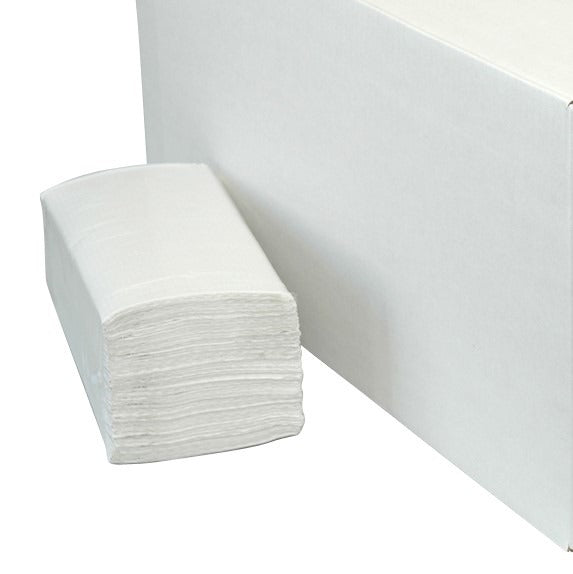 Ein Stapel V-Falz Falthandtücher hochweiß 1-lagig aus recyceltem Papier von Diversey Deutschland GmbH & Co. OHG (250 Blätter) steht neben einer großen weißen Box auf schlichtem Hintergrund.
