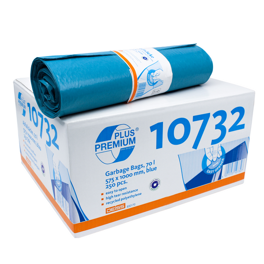 Ein Karton DEISS Premium Plus® 70 Liter blauer Müllsack 10732, der 250 wiederverwertbare Polyethylensäcke enthält, präsentiert mit einem aufgerollten Sack oben auf dem Karton. Markenname: Emil Deiss KG