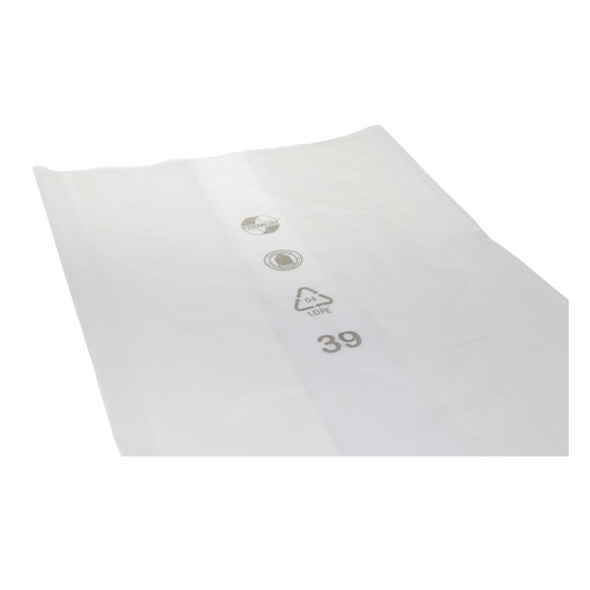 Eine flach liegende transparente Kleiderhülle aus Kunststoff DEISS 99095 - 900+600x1800x0,06 mm auf weißem Untergrund, mit drei runden Symbolen für die Recyclingfähigkeit, hergestellt aus Recyclingmaterial, sowie einem Größenetikett mit der Aufschrift „4 LOVE 39“.