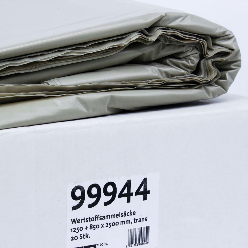 Ein gefaltetes Blatt aus durchscheinendem, reißfestem Material liegt auf einem weißen Karton mit dem Produktcode „99944“ und Angaben in deutscher Sprache, die darauf hinweisen, dass es sich beim Inhalt um einen Wertstoffsammelsack Typ 100, 99944, 2500 Liter von Emil Deiss KG DEISS handelt.